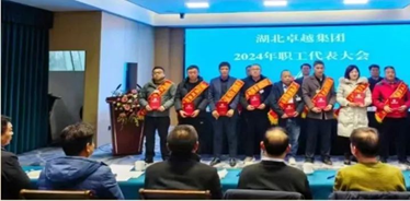 新疆卓越旅游会展公司帕日地古丽·帕塔尔荣获“卓越劳模”称号